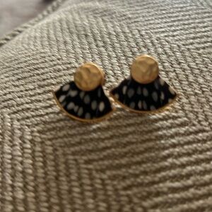 Brackish stud earrings